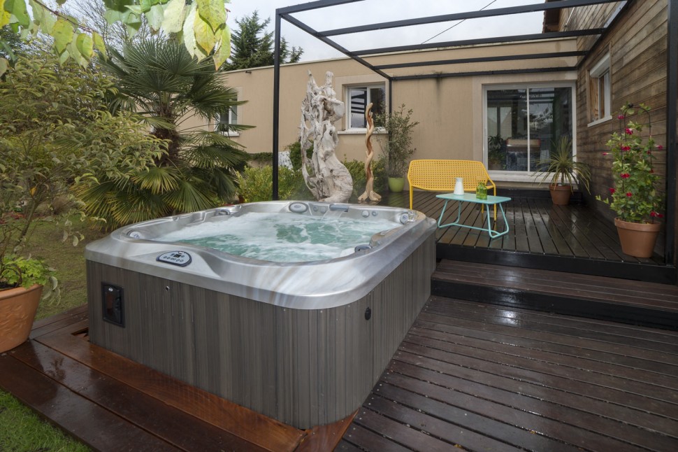 Акриловый SPA-бассейн Jacuzzi J-335 на террасе в Ялте